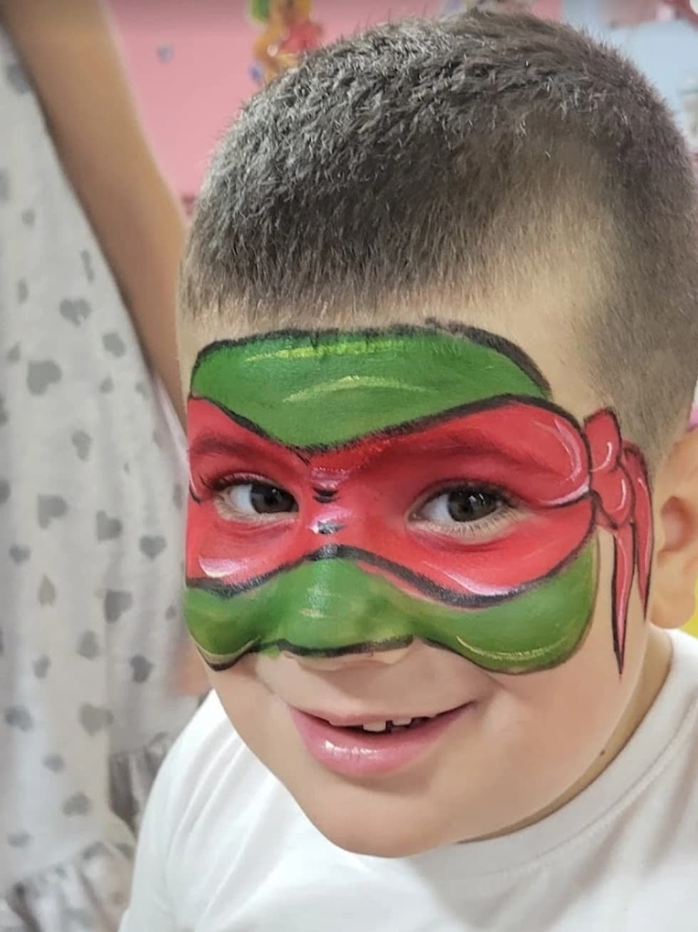 Oslikavanje lica je jedan od najomiljenijih zabavnih sadržaja za decu! Neka vaša deca postanu superjunaci, princeze ili omiljeni likovi uz pomoć naših veštih umetnica za oslikavanje. Ovaj kreativni trenutak ostavlja trajne uspomene sa svake proslave.