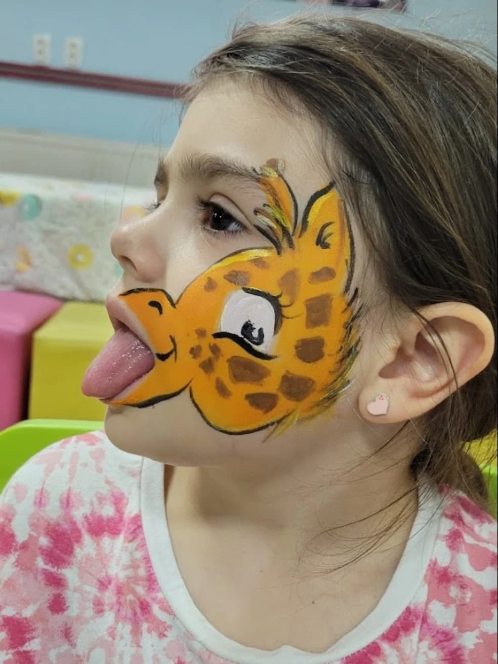 Oslikavanje lica je jedan od najomiljenijih zabavnih sadržaja za decu! Neka vaša deca postanu superjunaci, princeze ili omiljeni likovi uz pomoć naših veštih umetnica za oslikavanje. Ovaj kreativni trenutak ostavlja trajne uspomene sa svake proslave.