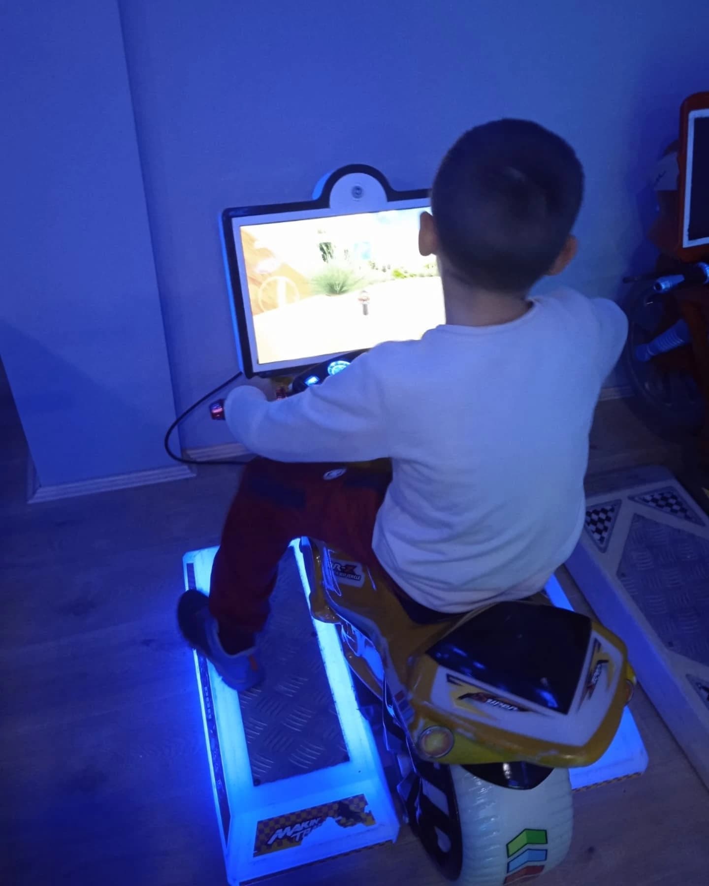 Osetite brzinu i adrenalin kroz uzbudljive virtuelne trke.